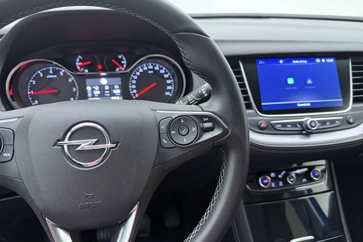 Opel Grandland X Opel Grandland X 1.2 Turbo Business Executive | Electrische achterklep | Navigatie | Camera | Half lederen bekleding | DAB radio | Apple Carplay | Extra getint glas