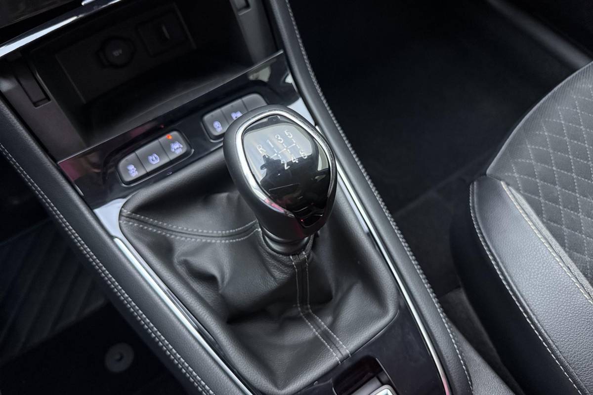 Opel Grandland X Opel Grandland X 1.2 Turbo Business Executive | Electrische achterklep | Navigatie | Camera | Half lederen bekleding | DAB radio | Apple Carplay | Extra getint glas