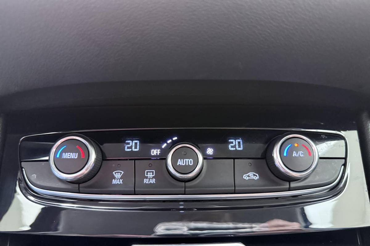 Opel Grandland X Opel Grandland X 1.2 Turbo Business Executive | Electrische achterklep | Navigatie | Camera | Half lederen bekleding | DAB radio | Apple Carplay | Extra getint glas