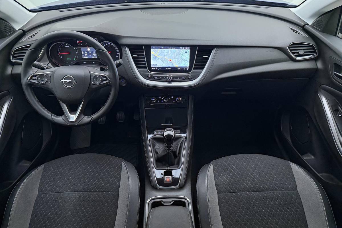 Opel Grandland X Opel Grandland X 1.2 Turbo Business Executive | Electrische achterklep | Navigatie | Camera | Half lederen bekleding | DAB radio | Apple Carplay | Extra getint glas