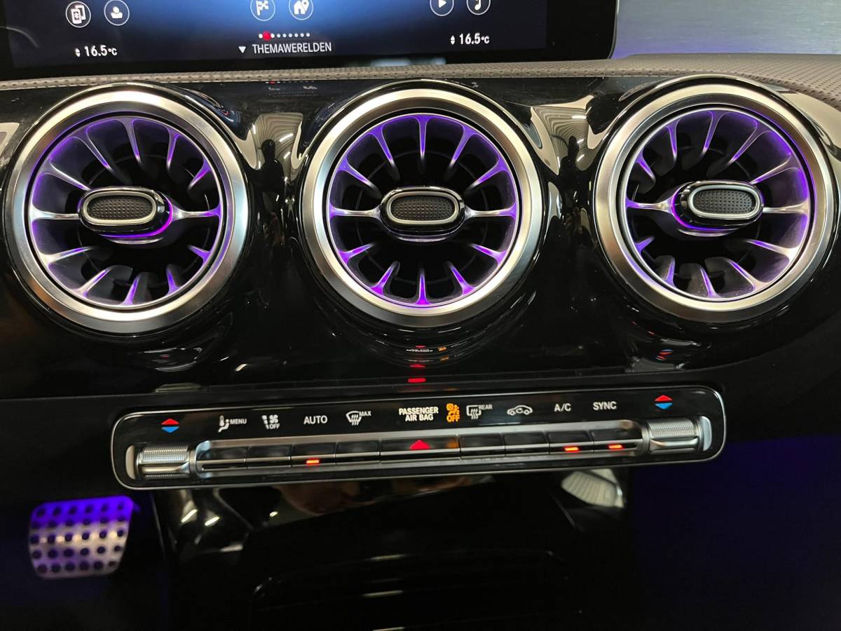 Mercedes-Benz CLA Mercedes-Benz CLA-klasse Shooting Brake 180 Business Solution AMG Panoramadak Trekhaak Multibeam LED Nightpakket