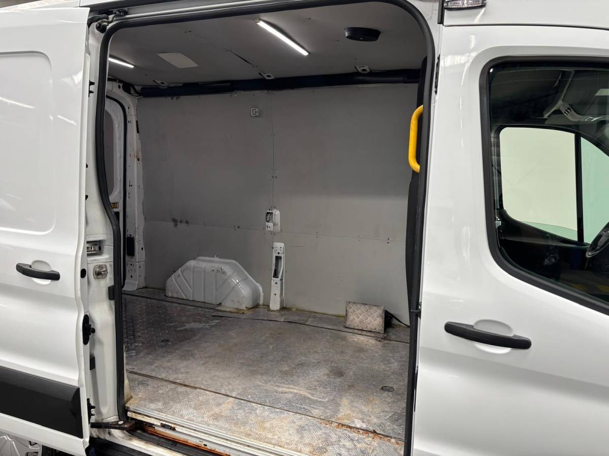 Ford Transit Ford Transit 310 2.0 TDCI L2H2 Trend 130PK Airco Cruise Control Stoelverwarming Verwarmbare voorruit Parkeersensoren Elektrische verstelbare voorstoel