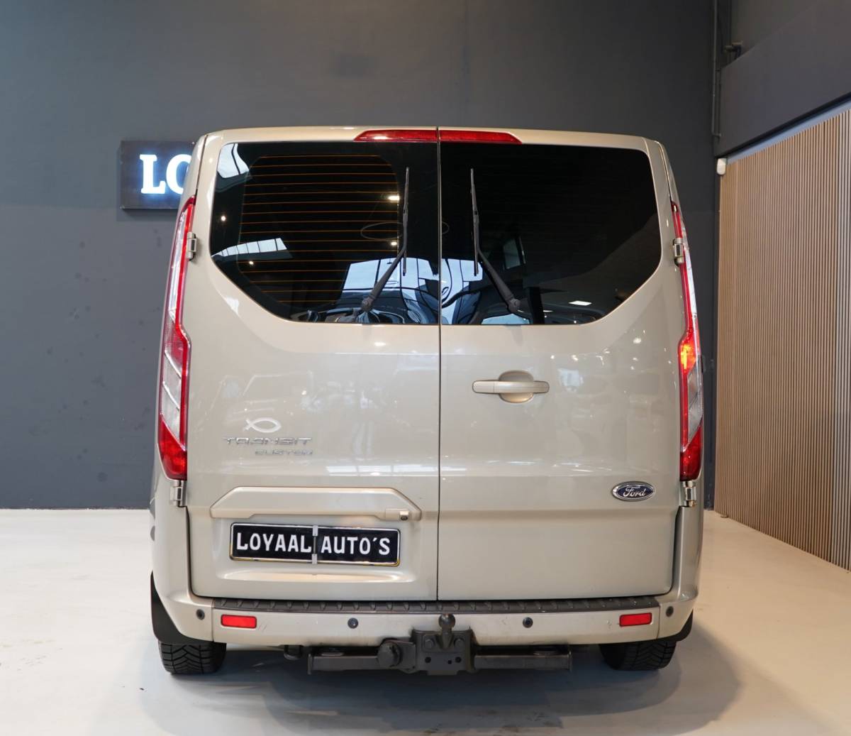 Ford Transit Custom Ford Transit Custom 270 2.2 TDCI L1H1 Limited DC | NAVI | AIRCO | CRUISE | TREKHAAK | PDC | APK.