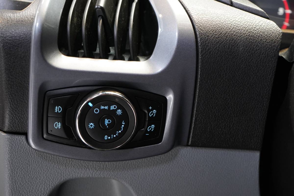 Ford Transit Custom Ford Transit Custom 270 2.2 TDCI L1H1 Limited DC | NAVI | AIRCO | CRUISE | TREKHAAK | PDC | APK.