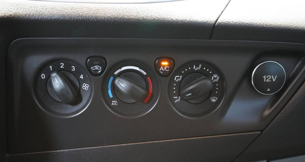 Ford Transit Custom Ford Transit Custom 270 2.2 TDCI L1H1 Limited DC | NAVI | AIRCO | CRUISE | TREKHAAK | PDC | APK.
