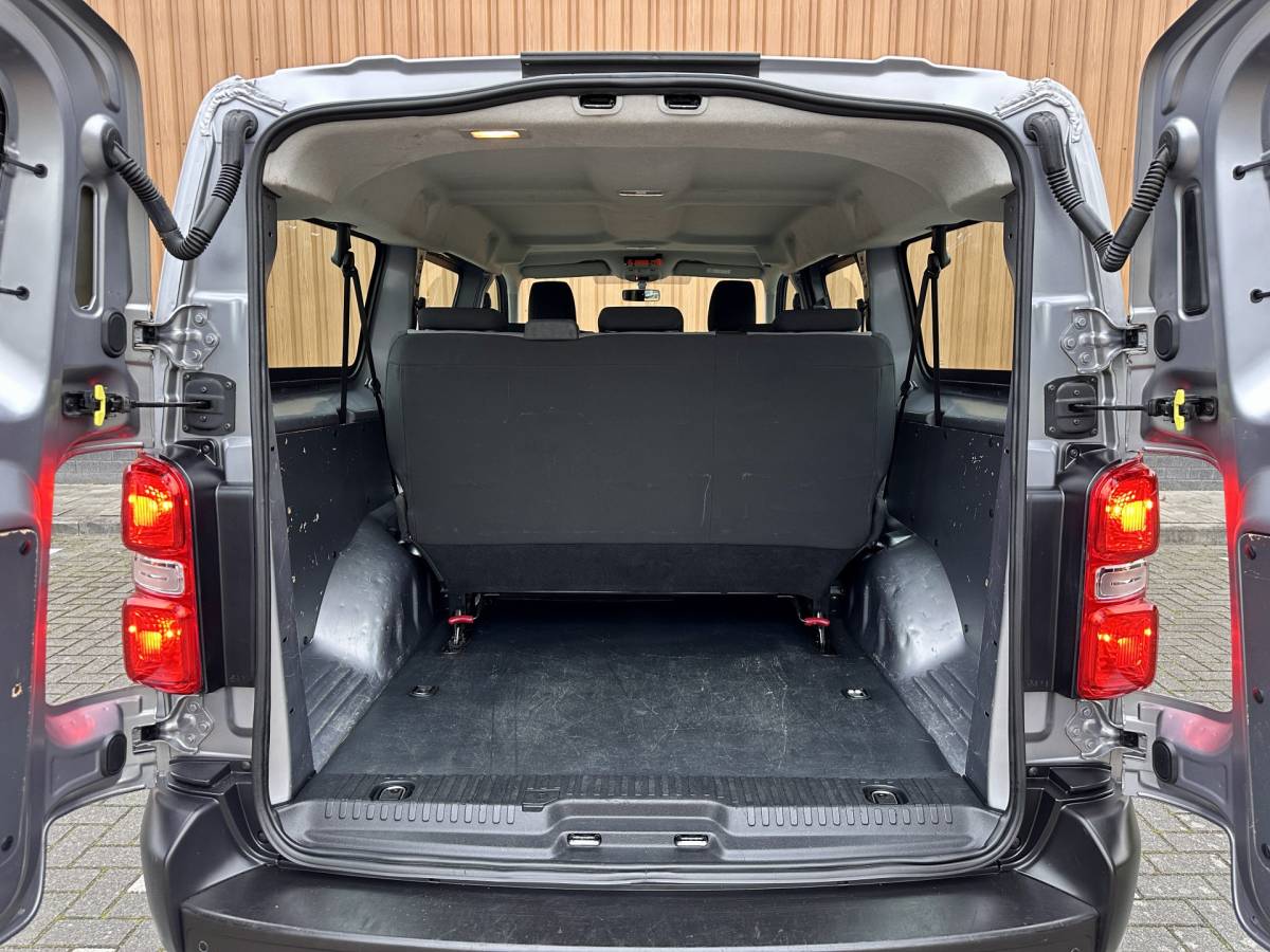 Peugeot Expert Peugeot Expert Traveller 8P 1.5 BlueHDi 120 Business Long S&S | Exportprijs | Cruise Control | Parkeersensoren Achter | Apple Carplay/Android Auto | Airconditioning | Bluetooth | Navigatie |Stop & Go |