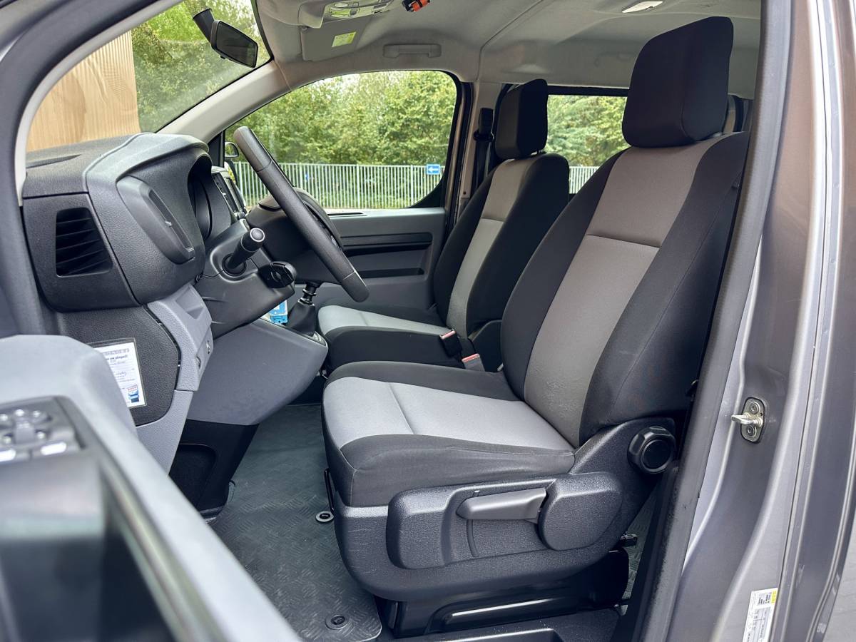 Peugeot Expert Peugeot Expert Traveller 8P 1.5 BlueHDi 120 Business Long S&S | Exportprijs | Cruise Control | Parkeersensoren Achter | Apple Carplay/Android Auto | Airconditioning | Bluetooth | Navigatie |Stop & Go |