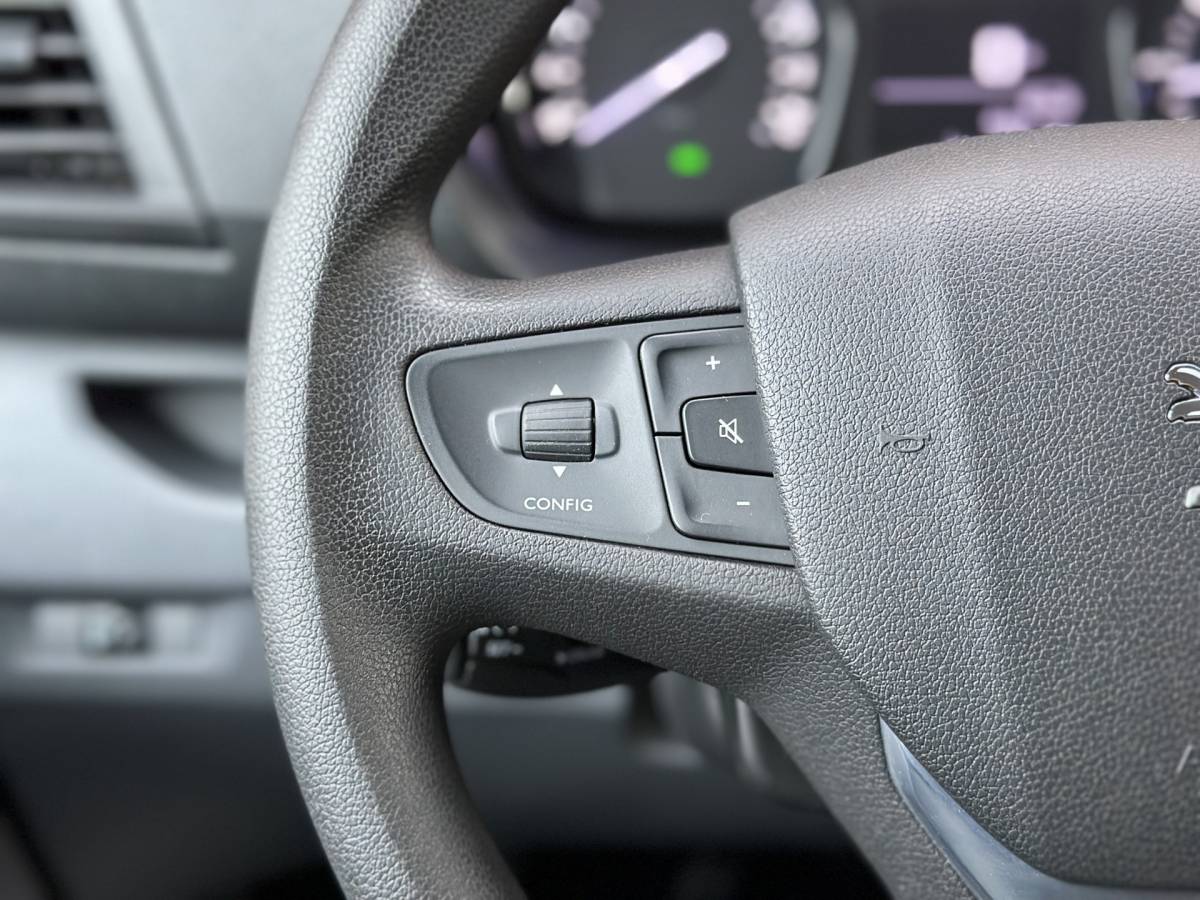 Peugeot Expert Peugeot Expert Traveller 8P 1.5 BlueHDi 120 Business Long S&S | Exportprijs | Cruise Control | Parkeersensoren Achter | Apple Carplay/Android Auto | Airconditioning | Bluetooth | Navigatie |Stop & Go |