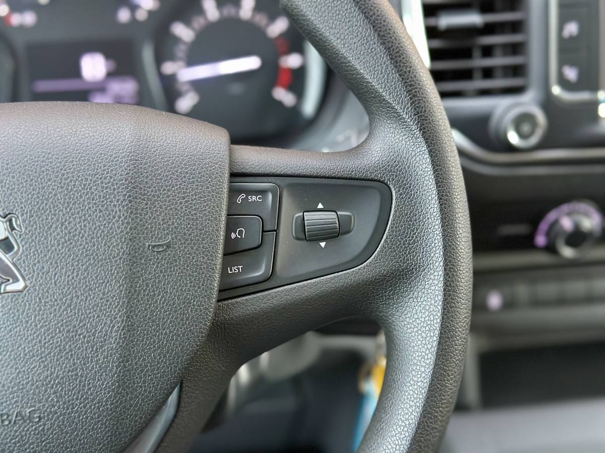 Peugeot Expert Peugeot Expert Traveller 8P 1.5 BlueHDi 120 Business Long S&S | Exportprijs | Cruise Control | Parkeersensoren Achter | Apple Carplay/Android Auto | Airconditioning | Bluetooth | Navigatie |Stop & Go |
