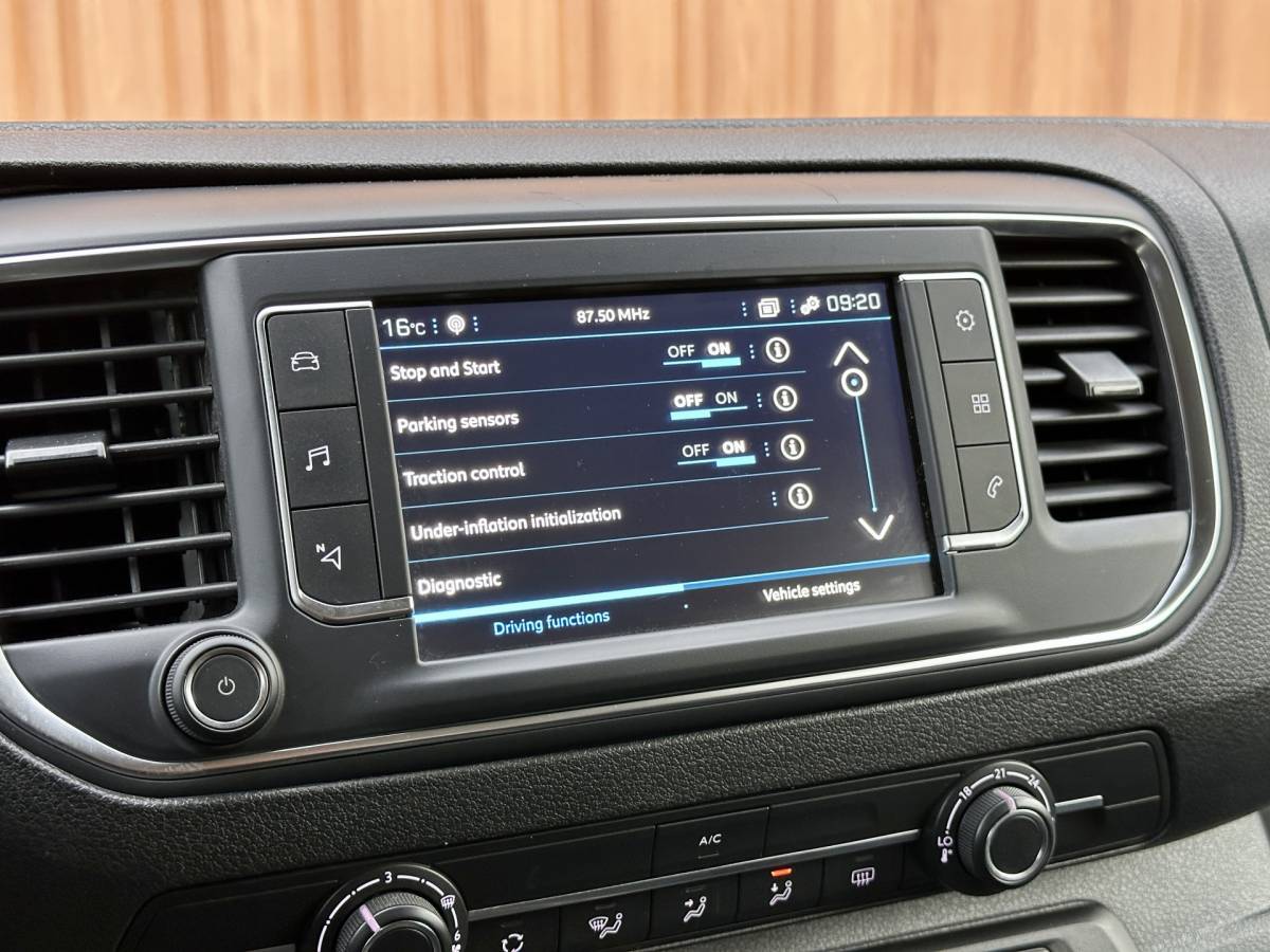 Peugeot Expert Peugeot Expert Traveller 8P 1.5 BlueHDi 120 Business Long S&S | Exportprijs | Cruise Control | Parkeersensoren Achter | Apple Carplay/Android Auto | Airconditioning | Bluetooth | Navigatie |Stop & Go |
