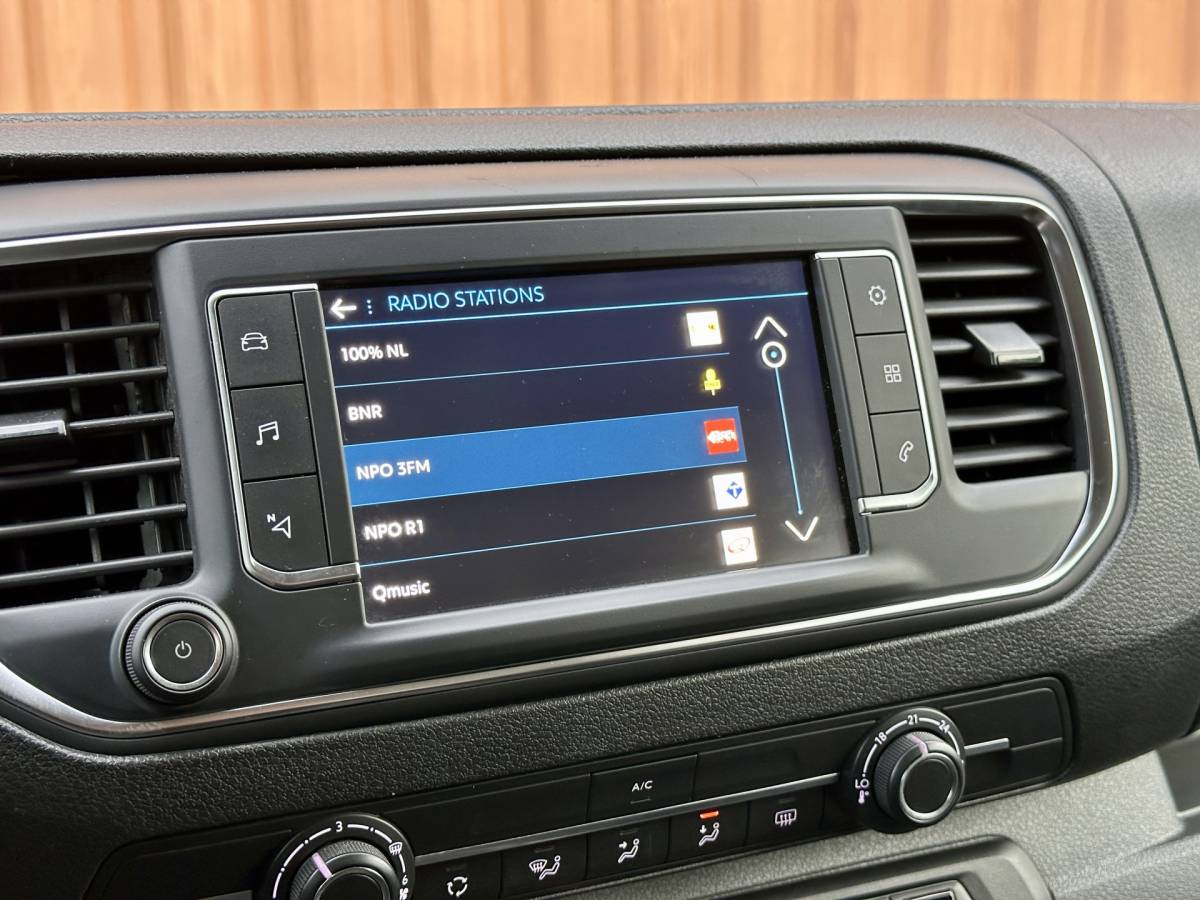 Peugeot Expert Peugeot Expert Traveller 8P 1.5 BlueHDi 120 Business Long S&S | Exportprijs | Cruise Control | Parkeersensoren Achter | Apple Carplay/Android Auto | Airconditioning | Bluetooth | Navigatie |Stop & Go |