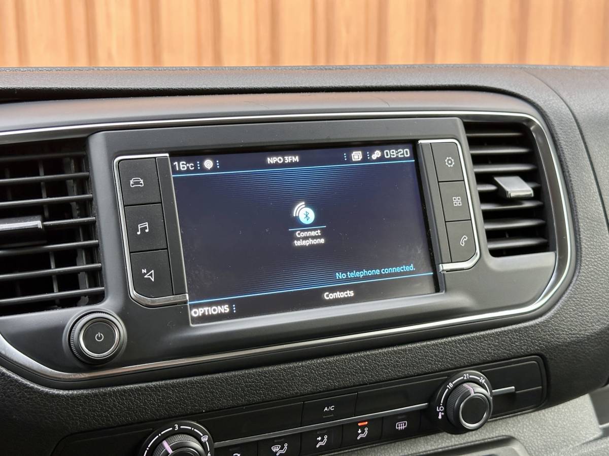 Peugeot Expert Peugeot Expert Traveller 8P 1.5 BlueHDi 120 Business Long S&S | Exportprijs | Cruise Control | Parkeersensoren Achter | Apple Carplay/Android Auto | Airconditioning | Bluetooth | Navigatie |Stop & Go |