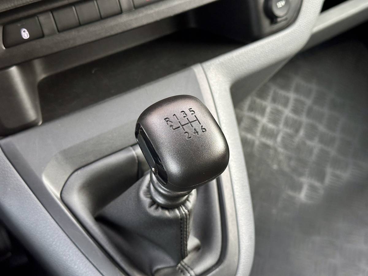 Peugeot Expert Peugeot Expert Traveller 8P 1.5 BlueHDi 120 Business Long S&S | Exportprijs | Cruise Control | Parkeersensoren Achter | Apple Carplay/Android Auto | Airconditioning | Bluetooth | Navigatie |Stop & Go |