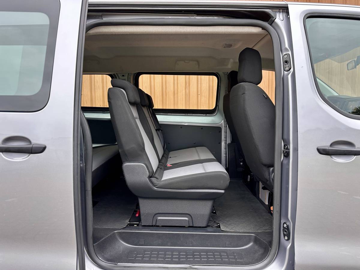 Peugeot Expert Peugeot Expert Traveller 8P 1.5 BlueHDi 120 Business Long S&S | Exportprijs | Cruise Control | Parkeersensoren Achter | Apple Carplay/Android Auto | Airconditioning | Bluetooth | Navigatie |Stop & Go |