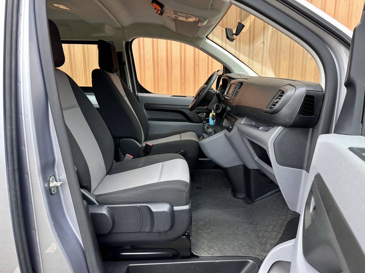 Peugeot Expert Peugeot Expert Traveller 8P 1.5 BlueHDi 120 Business Long S&S | Exportprijs | Cruise Control | Parkeersensoren Achter | Apple Carplay/Android Auto | Airconditioning | Bluetooth | Navigatie |Stop & Go |