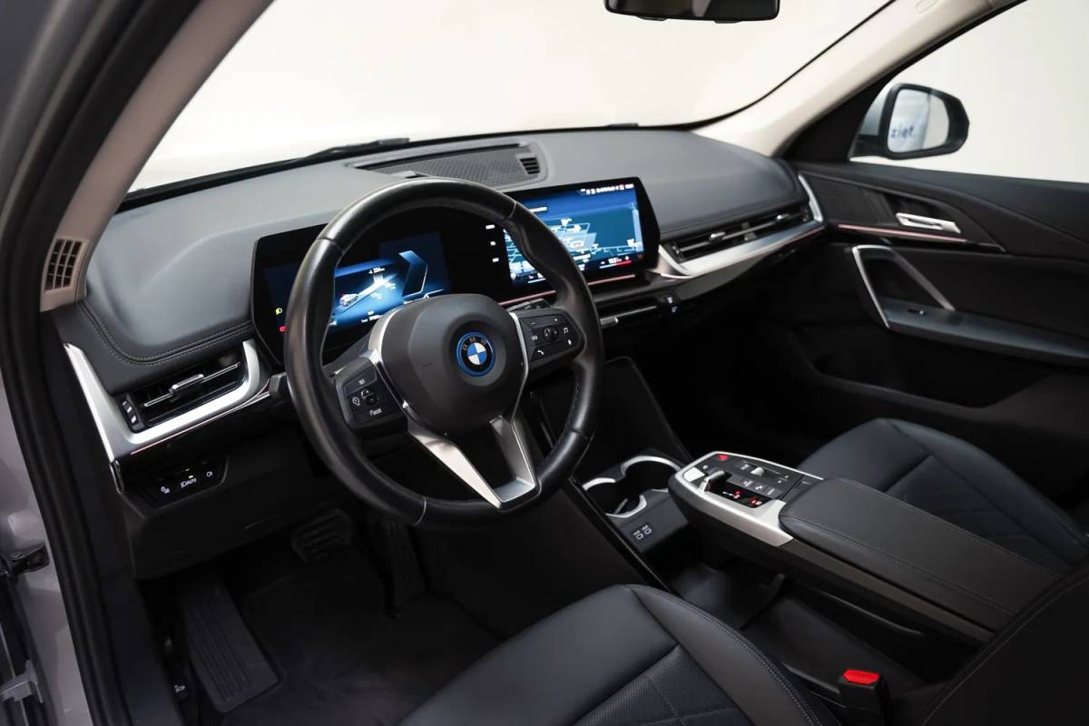 BMW iX1 BMW iX1 xDrive30 Executive [ LED Leder Navi Camera ]