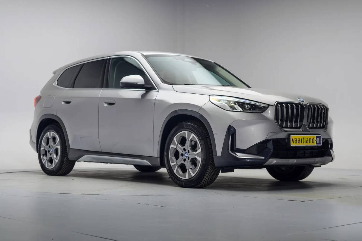 BMW iX1 BMW iX1 xDrive30 Executive [ LED Leder Navi Camera ]
