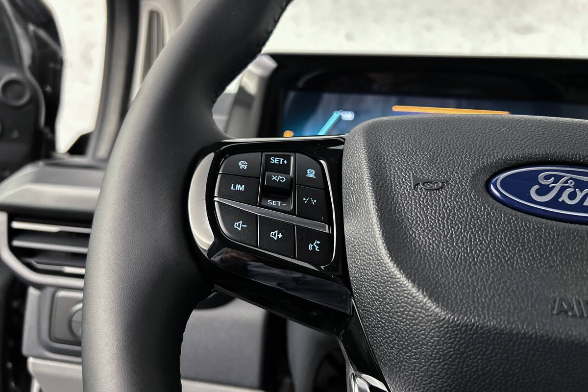 Ford  Ford E-Custom 340 L2 71KWh Sport | 2x schuifdeur | 3-zitplaatsen | Stoelverwarming