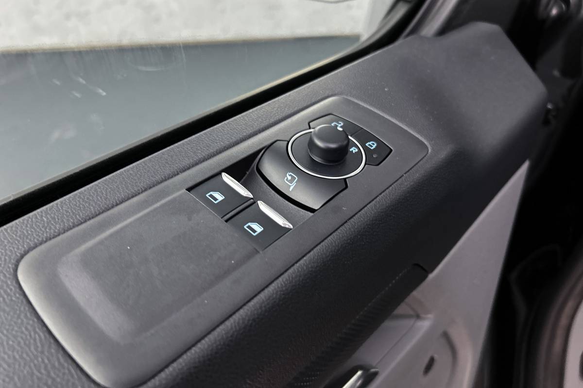 Ford  Ford E-Custom 340 L2 71KWh Sport | 2x schuifdeur | 3-zitplaatsen | Stoelverwarming