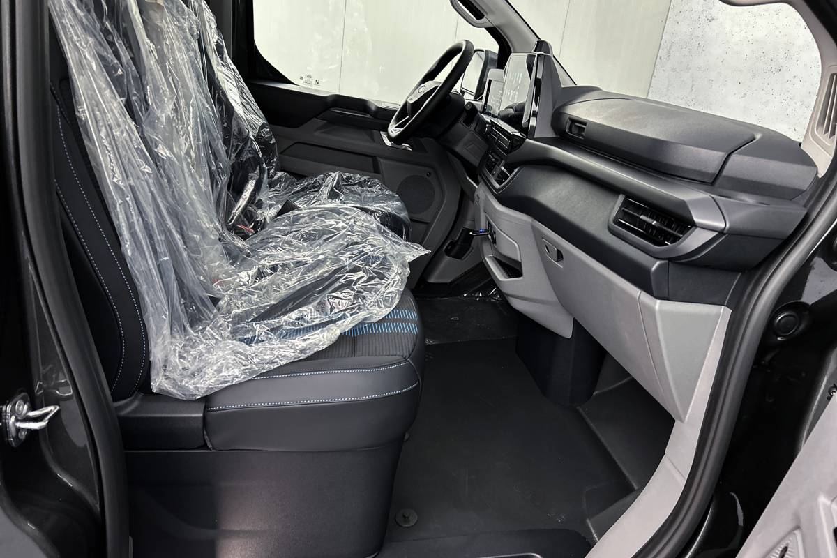 Ford  Ford E-Custom 340 L2 71KWh Sport | 2x schuifdeur | 3-zitplaatsen | Stoelverwarming