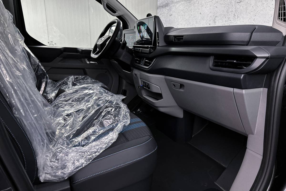Ford  Ford E-Custom 340 L2 71KWh Sport | 2x schuifdeur | 3-zitplaatsen | Stoelverwarming