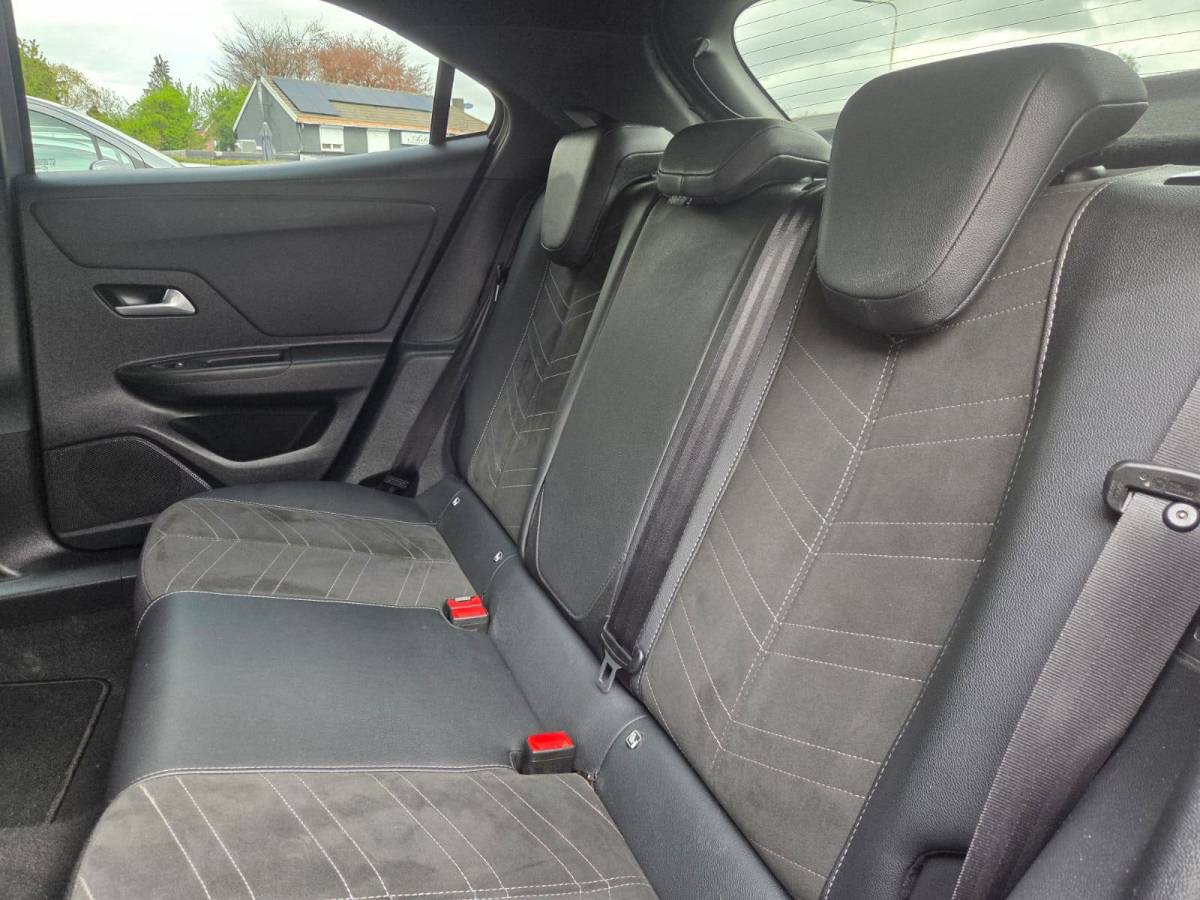 Opel Mokka Opel MOKKA 1.2 Ultimate | Alcantara Bekl | Camera | Park Sens. V + A | Stuur- en Stoelverwarming | Android Auto en Apple Carplay |