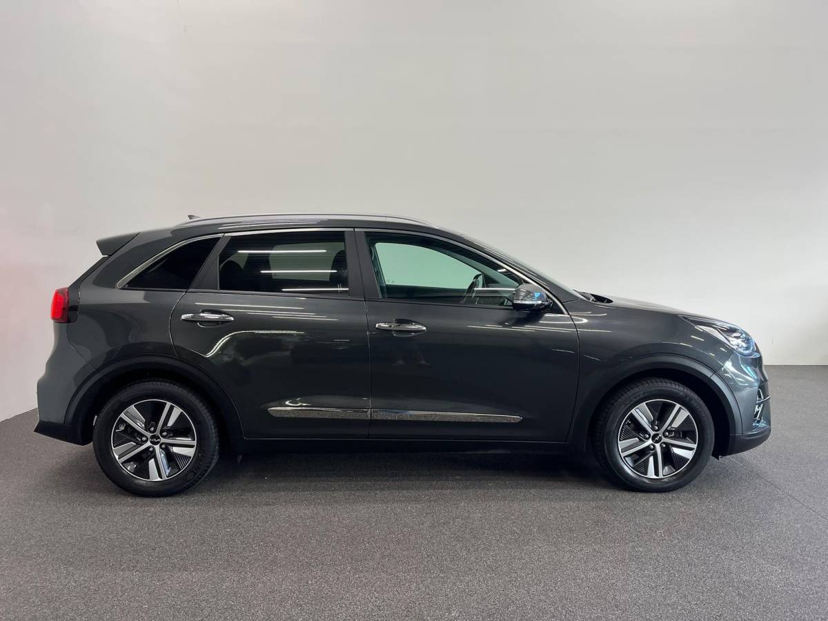 Kia Niro Kia Niro 1.6 GDi PHEV ExecutiveLine Navigatie Apple Carplay Android Auto Camera Parkeersensoren achter Adaptive Cruise Control Stoelverwarming en verkoeling Stuurverwarming Elektrisch verstelbare stoelen Climate Control