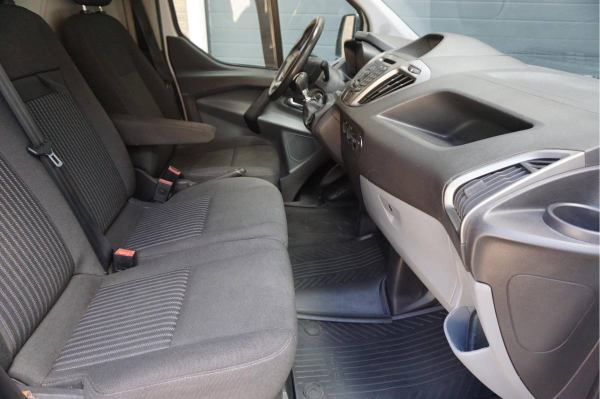 Ford Transit Custom Ford Transit Custom 270 2.2 TDCI L1H1 Trend * NIEUWE MOTOR/ TURBO/ INJECTOREN/ KOPPELING/ DYNAMO  twv € 12.144,- * 3 persoons * NL AUTO