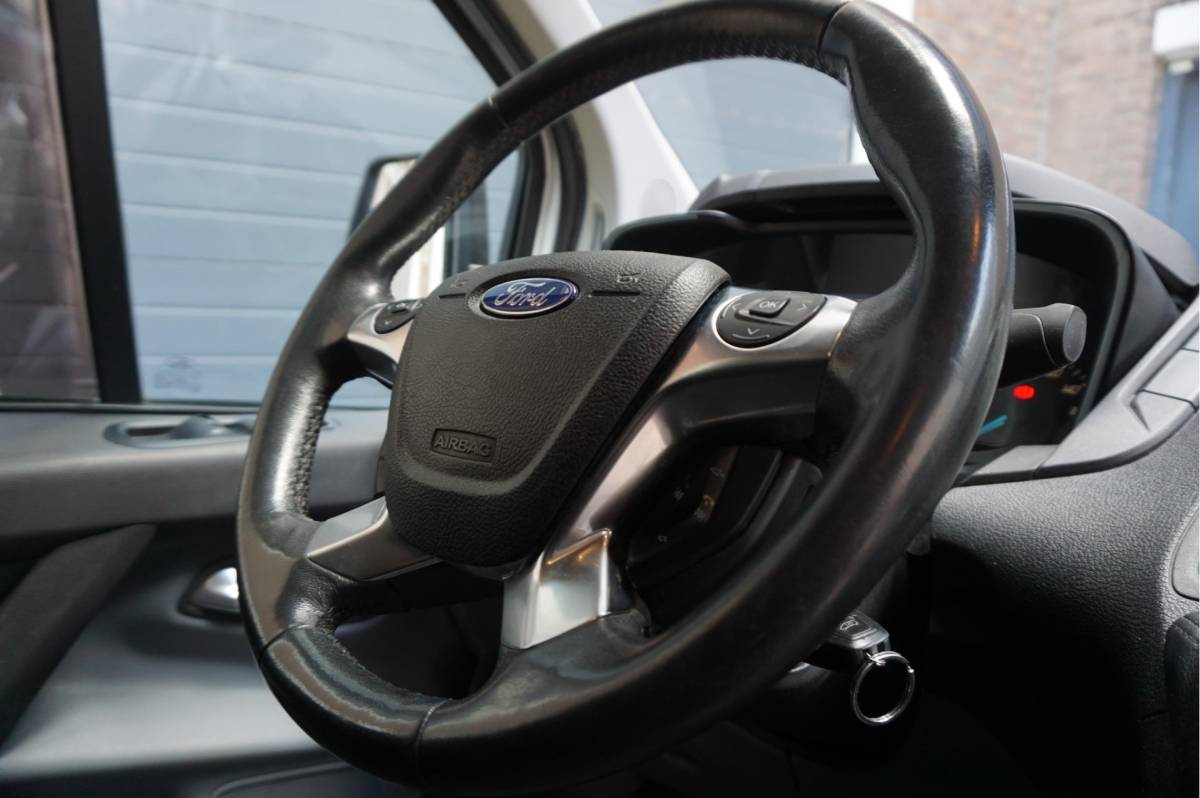 Ford Transit Custom Ford Transit Custom 270 2.2 TDCI L1H1 Trend * NIEUWE MOTOR/ TURBO/ INJECTOREN/ KOPPELING/ DYNAMO  twv € 12.144,- * 3 persoons * NL AUTO