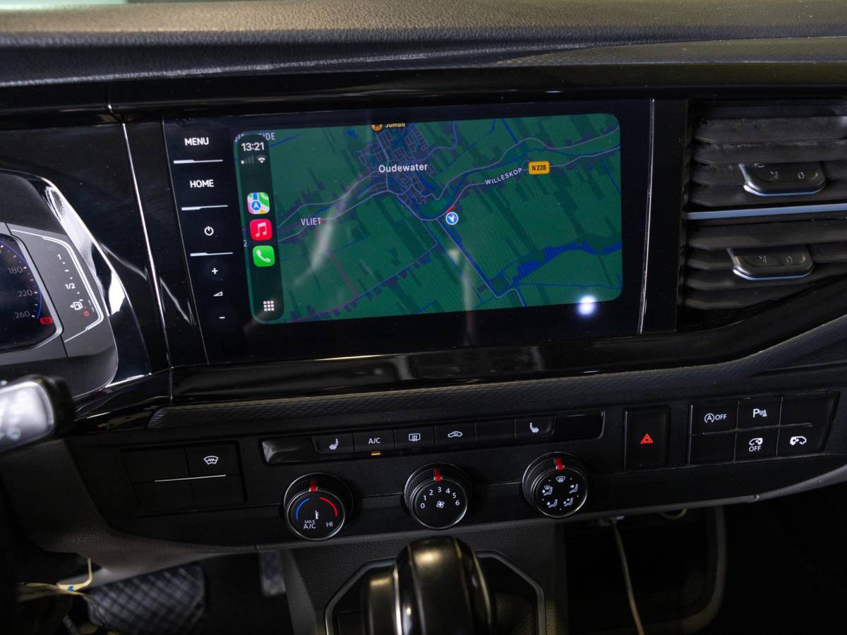 Volkswagen Transporter Volkswagen Transporter 2.0 TDI L2H1 30 Bulli 75 Edition / 204pk / Achteruitrij camera / Stoelverwarming / Leder / Virtual cockpit /