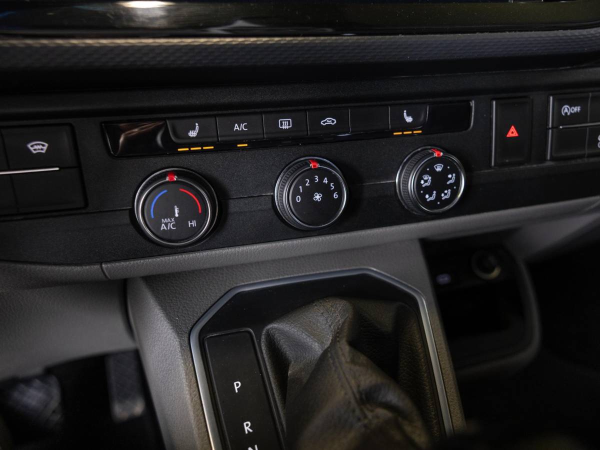 Volkswagen Transporter Volkswagen Transporter 2.0 TDI L2H1 30 Bulli 75 Edition / 204pk / Achteruitrij camera / Stoelverwarming / Leder / Virtual cockpit /