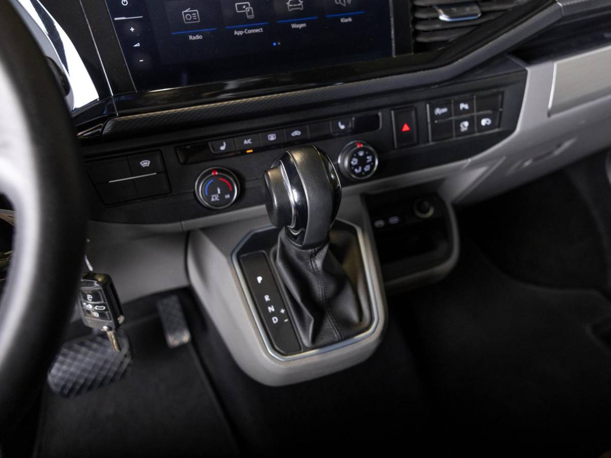 Volkswagen Transporter Volkswagen Transporter 2.0 TDI L2H1 30 Bulli 75 Edition / 204pk / Achteruitrij camera / Stoelverwarming / Leder / Virtual cockpit /