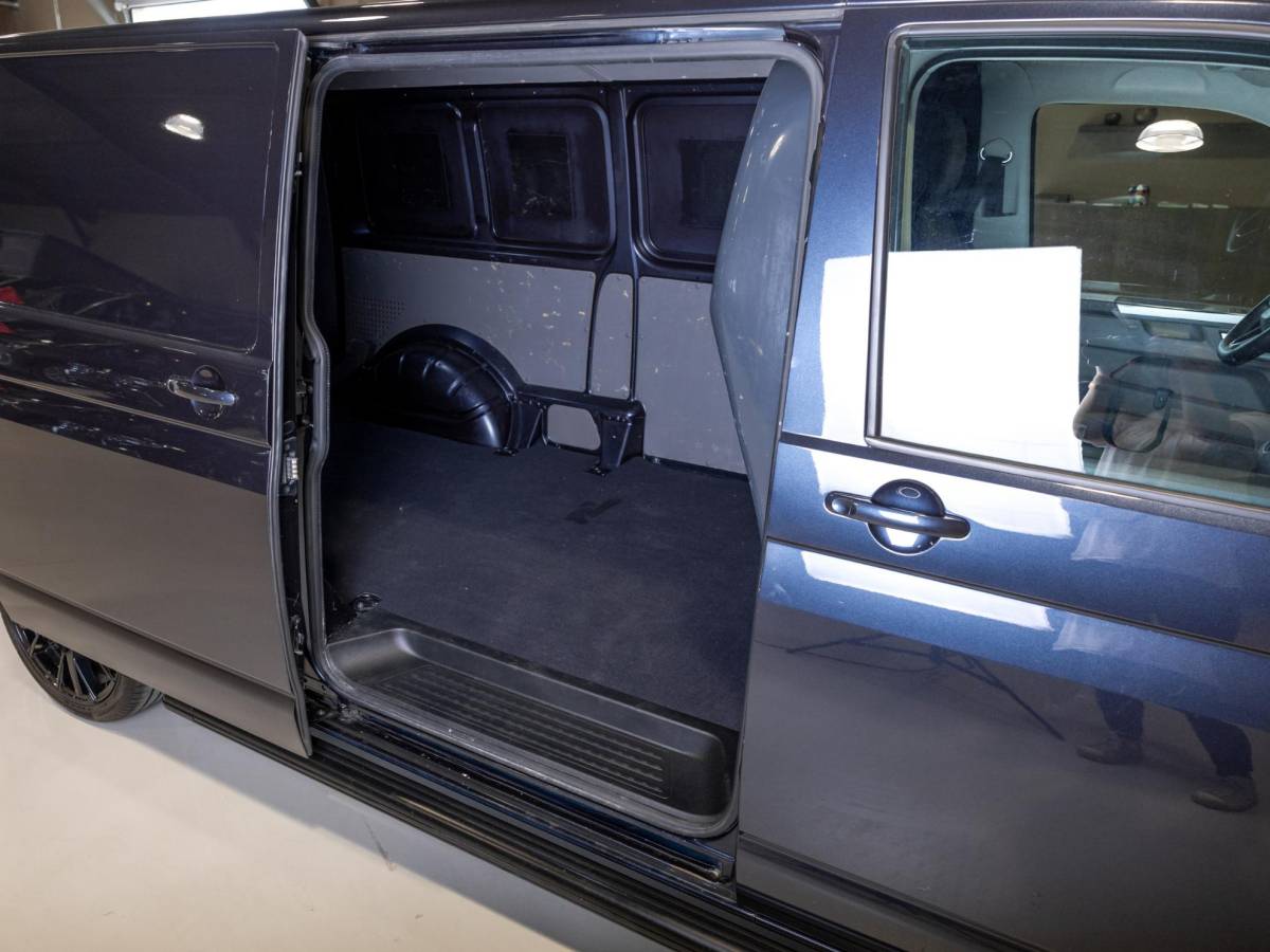 Volkswagen Transporter Volkswagen Transporter 2.0 TDI L2H1 30 Bulli 75 Edition / 204pk / Achteruitrij camera / Stoelverwarming / Leder / Virtual cockpit /