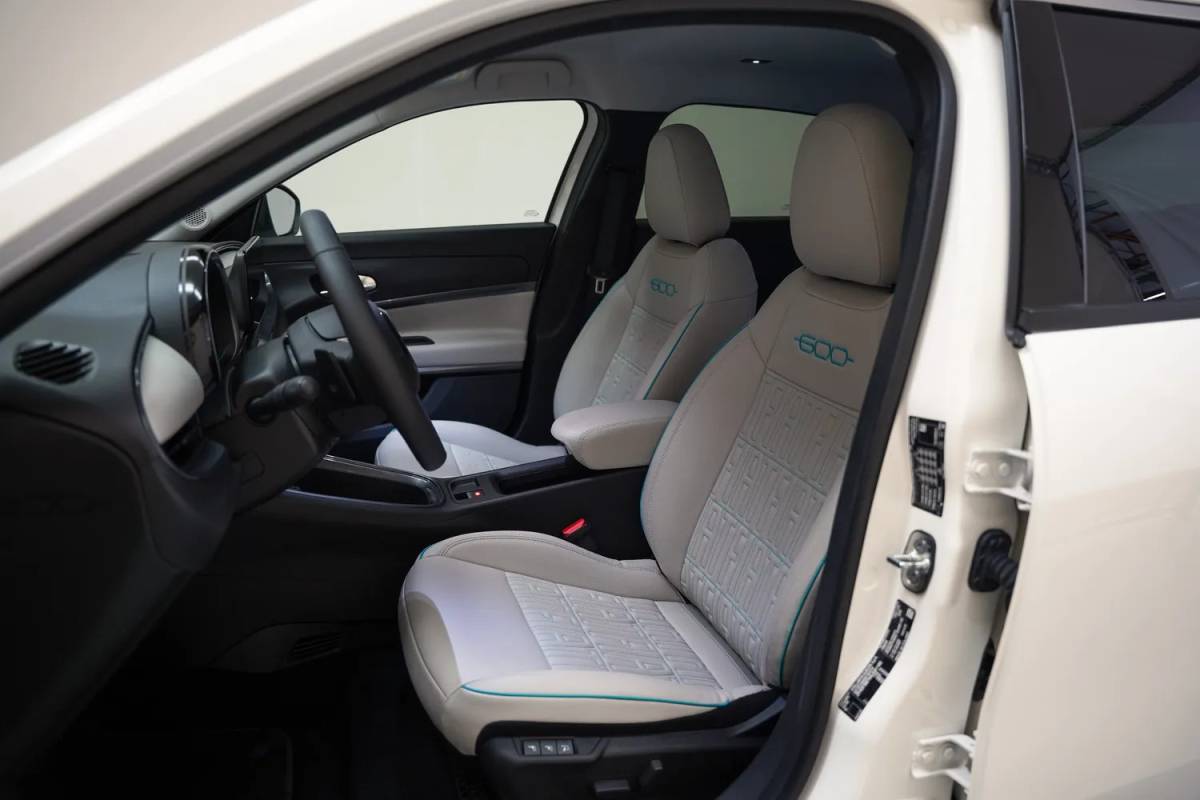 Fiat 600 Fiat 600 1.2 Hybrid La Prima [ Massage stoel Navi Apple/Android Camera Leer Clima]