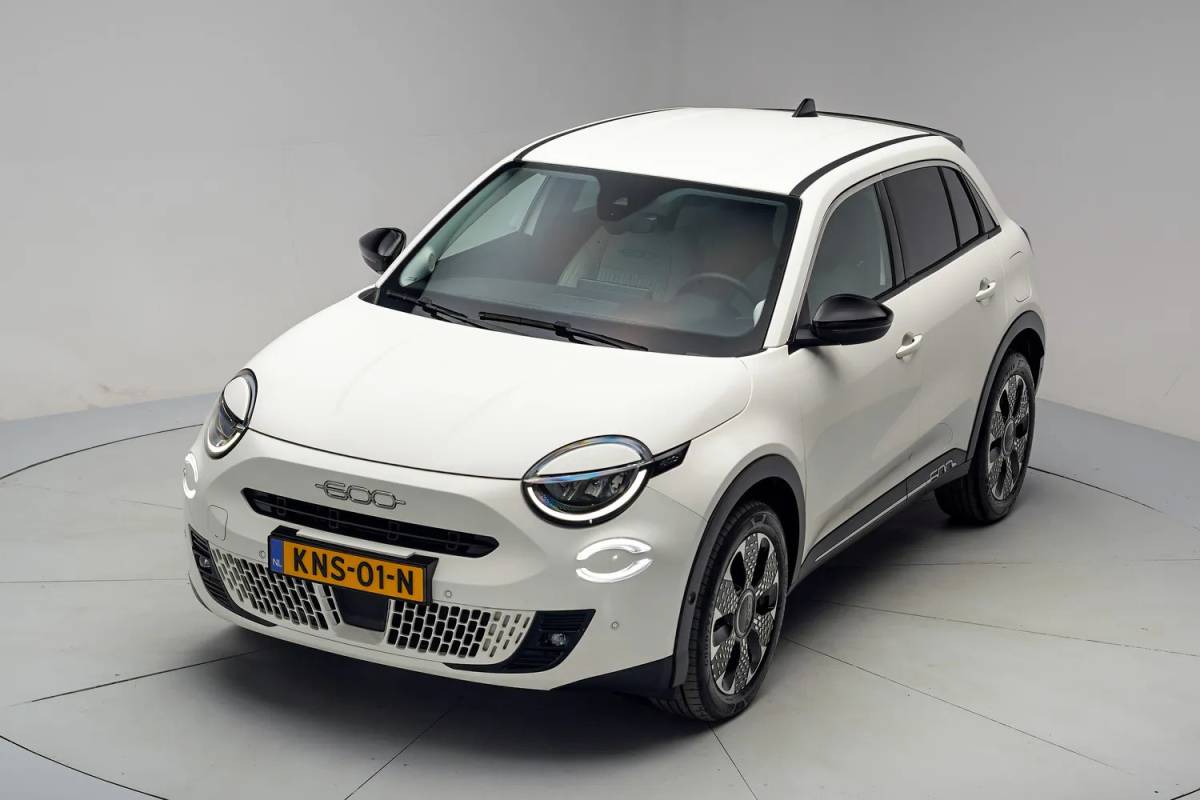 Fiat 600 Fiat 600 1.2 Hybrid La Prima [ Massage stoel Navi Apple/Android Camera Leer Clima]