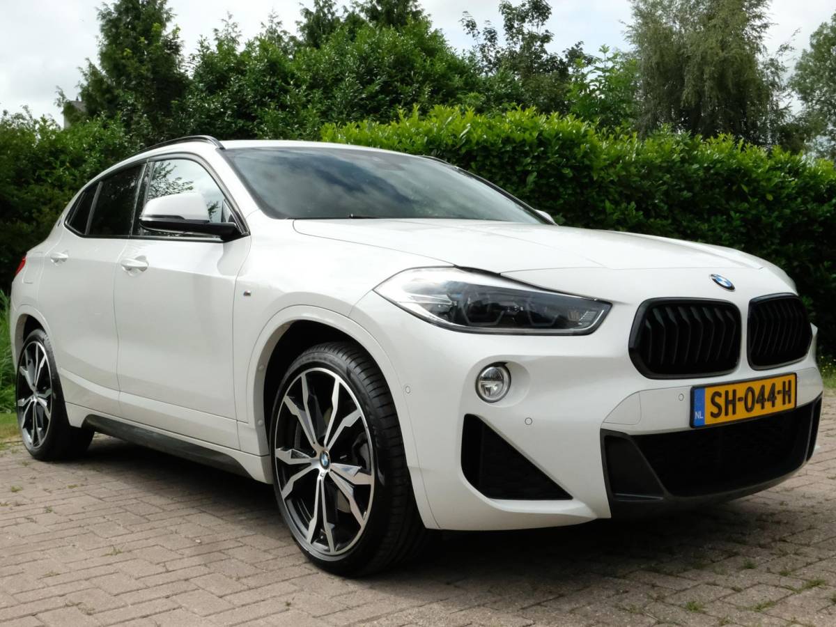 BMW X2 BMW X2 sDrive20i High Executive 190 PK | Panorama dak | Stoelverwarming | Vol lederen bekleding | CarPlay| Elektrische klep | LED verlichting | Lichtmetalen velgen | Achteruitrijcamera |