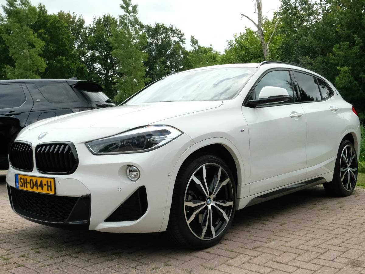 BMW X2 BMW X2 sDrive20i High Executive 190 PK | Panorama dak | Stoelverwarming | Vol lederen bekleding | CarPlay| Elektrische klep | LED verlichting | Lichtmetalen velgen | Achteruitrijcamera |