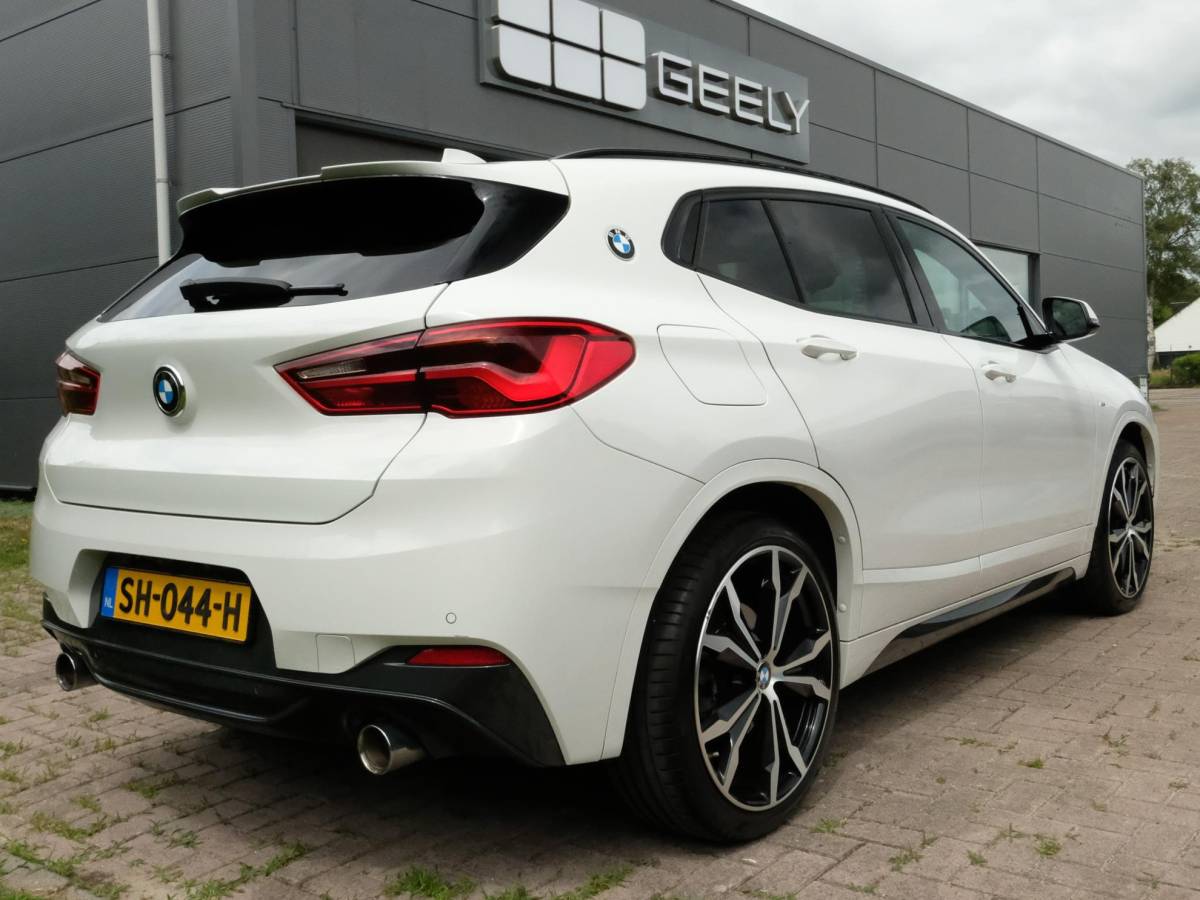 BMW X2 BMW X2 sDrive20i High Executive 190 PK | Panorama dak | Stoelverwarming | Vol lederen bekleding | CarPlay| Elektrische klep | LED verlichting | Lichtmetalen velgen | Achteruitrijcamera |