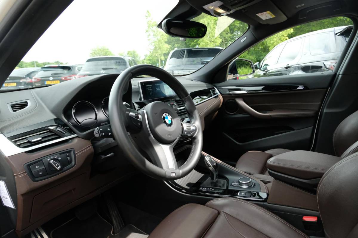 BMW X2 BMW X2 sDrive20i High Executive 190 PK | Panorama dak | Stoelverwarming | Vol lederen bekleding | CarPlay| Elektrische klep | LED verlichting | Lichtmetalen velgen | Achteruitrijcamera |