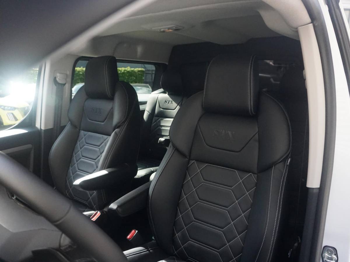 Opel Vivaro-e Opel Vivaro-e Dubbele Cabine 75kWh | STX Sport | Mooiste  bus van NL (!) | Lederen bekleding | Spoilerpakket | 18 inch Lichtmetalen velgen | Dynamic Comfort NAV Pakket | Winterpakket | 2x schuifdeur | Betimmering | Comfortstoelen |