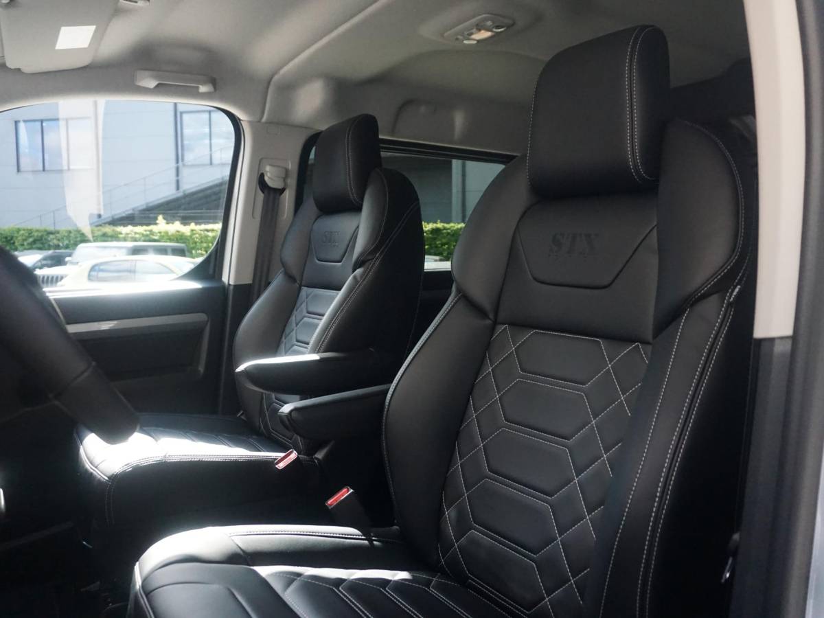 Opel Vivaro-e Opel Vivaro-e Dubbele Cabine 75kWh | STX Sport | Mooiste  bus van NL (!) | Lederen bekleding | Spoilerpakket | 18 inch Lichtmetalen velgen | Dynamic Comfort NAV Pakket | Winterpakket | 2x schuifdeur | Betimmering | Comfortstoelen |