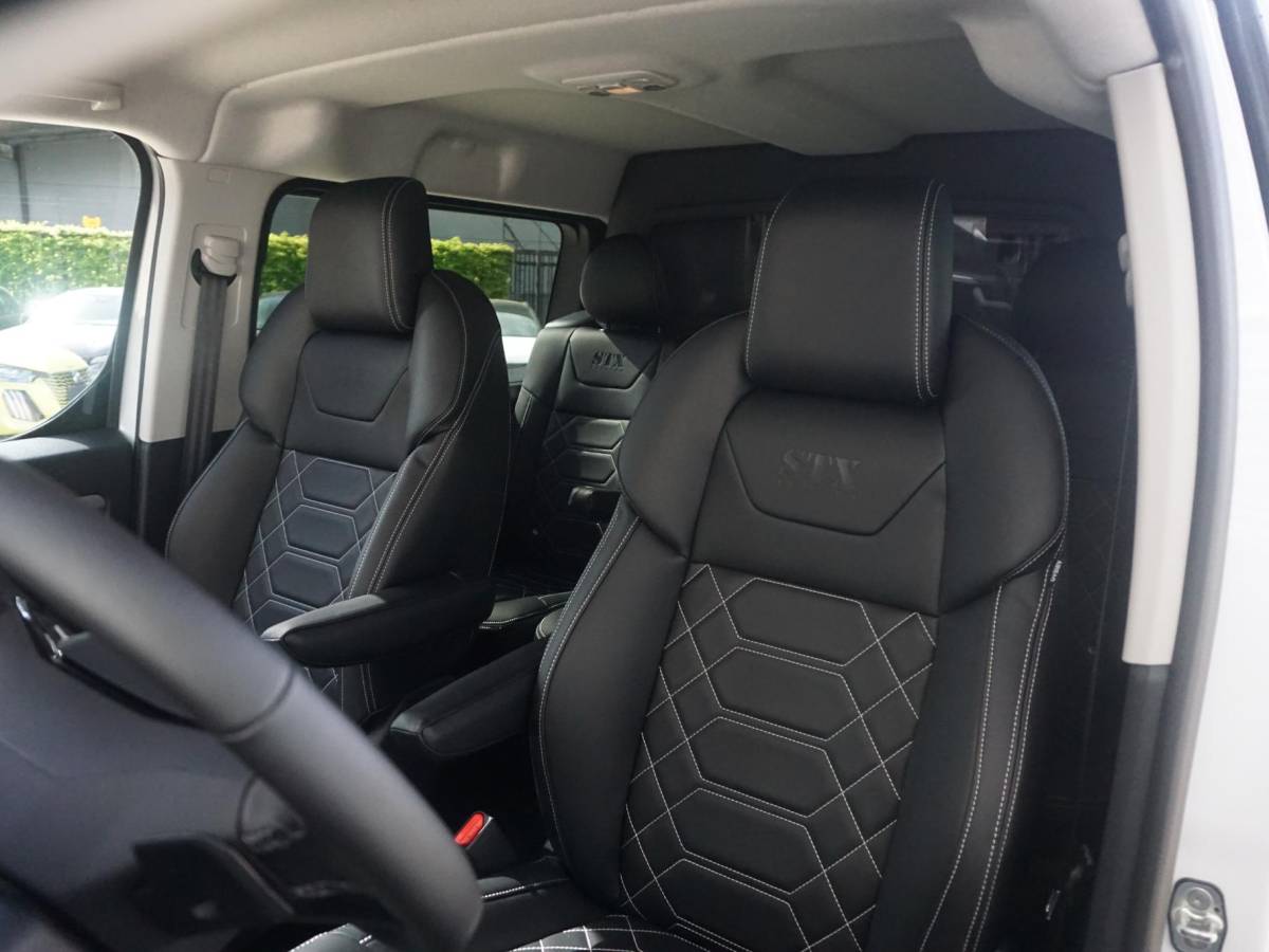 Opel Vivaro-e Opel Vivaro-e Dubbele Cabine 75kWh | STX Sport | Mooiste  bus van NL (!) | Lederen bekleding | Spoilerpakket | 18 inch Lichtmetalen velgen | Dynamic Comfort NAV Pakket | Winterpakket | 2x schuifdeur | Betimmering | Comfortstoelen |