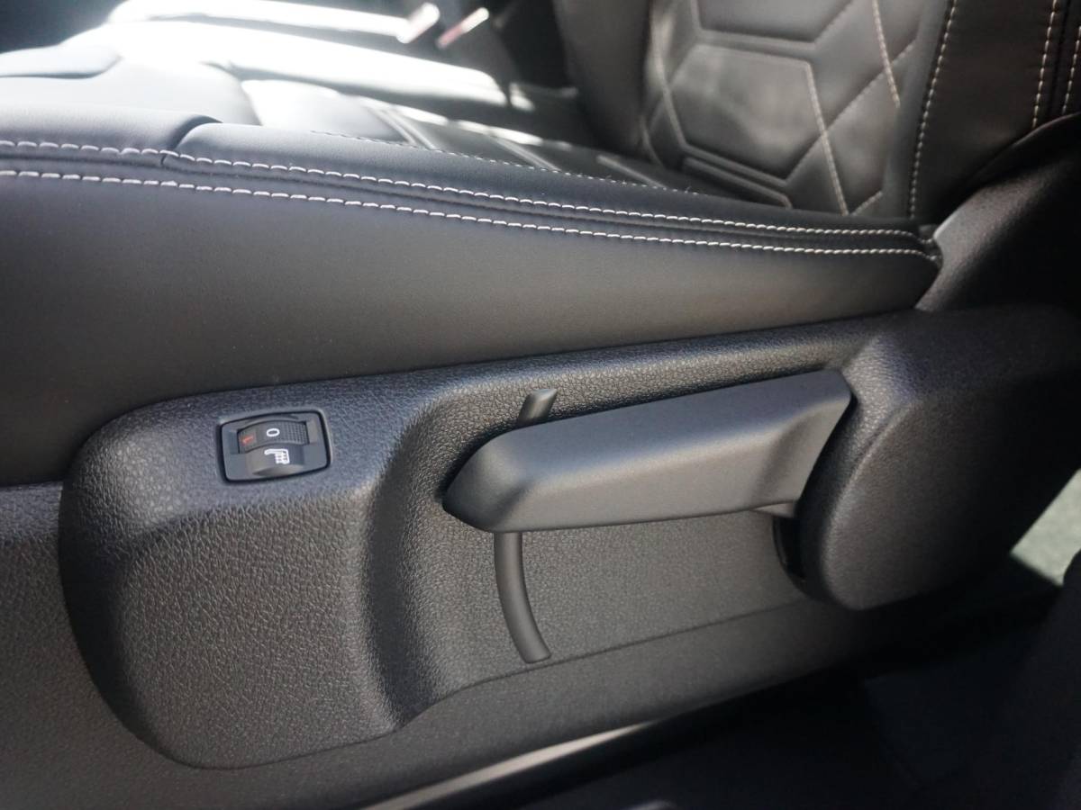 Opel Vivaro-e Opel Vivaro-e Dubbele Cabine 75kWh | STX Sport | Mooiste  bus van NL (!) | Lederen bekleding | Spoilerpakket | 18 inch Lichtmetalen velgen | Dynamic Comfort NAV Pakket | Winterpakket | 2x schuifdeur | Betimmering | Comfortstoelen |