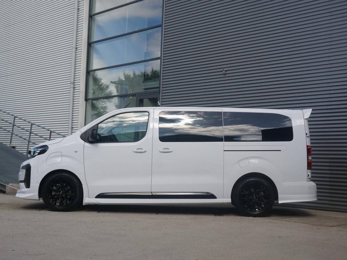 Opel Vivaro-e Opel Vivaro-e Dubbele Cabine 75kWh | STX Sport | Mooiste  bus van NL (!) | Lederen bekleding | Spoilerpakket | 18 inch Lichtmetalen velgen | Dynamic Comfort NAV Pakket | Winterpakket | 2x schuifdeur | Betimmering | Comfortstoelen |