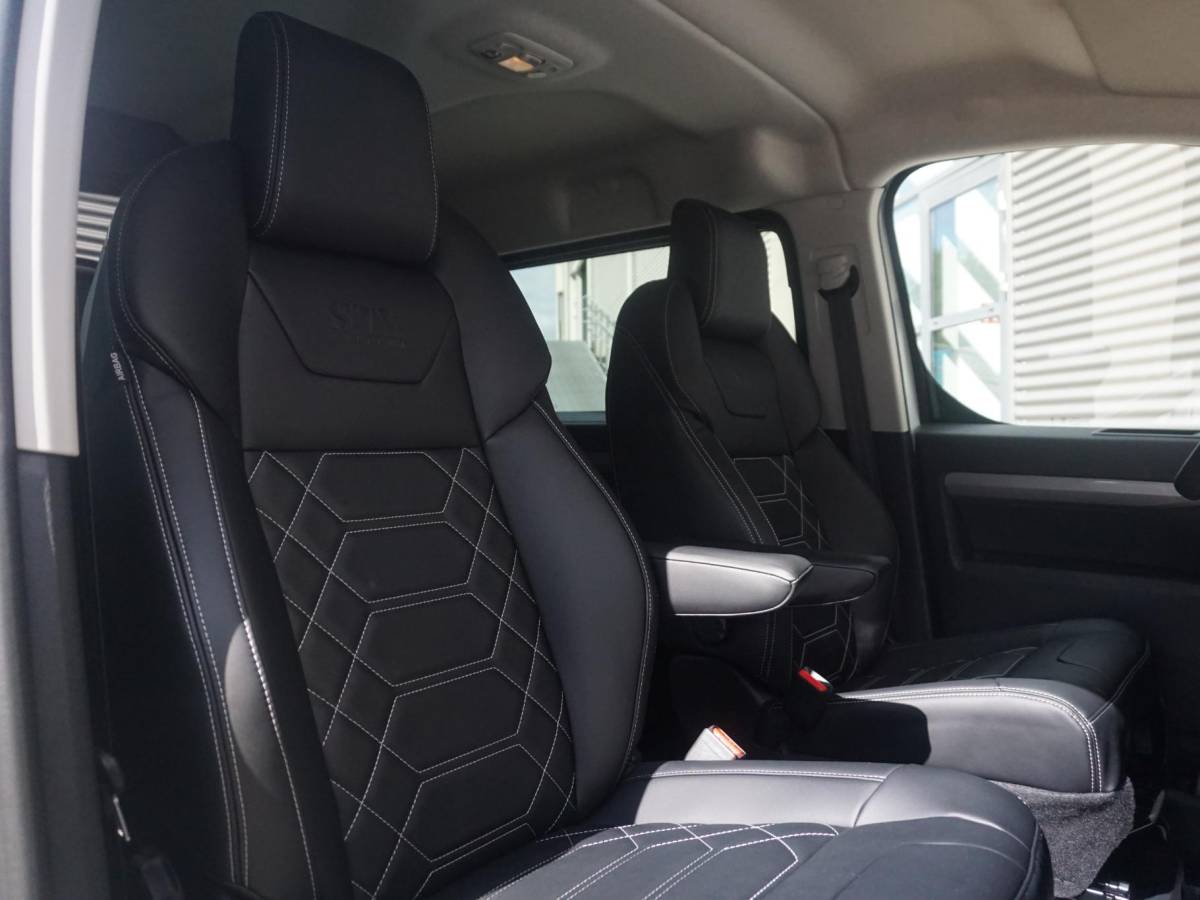 Opel Vivaro-e Opel Vivaro-e Dubbele Cabine 75kWh | STX Sport | Mooiste  bus van NL (!) | Lederen bekleding | Spoilerpakket | 18 inch Lichtmetalen velgen | Dynamic Comfort NAV Pakket | Winterpakket | 2x schuifdeur | Betimmering | Comfortstoelen |