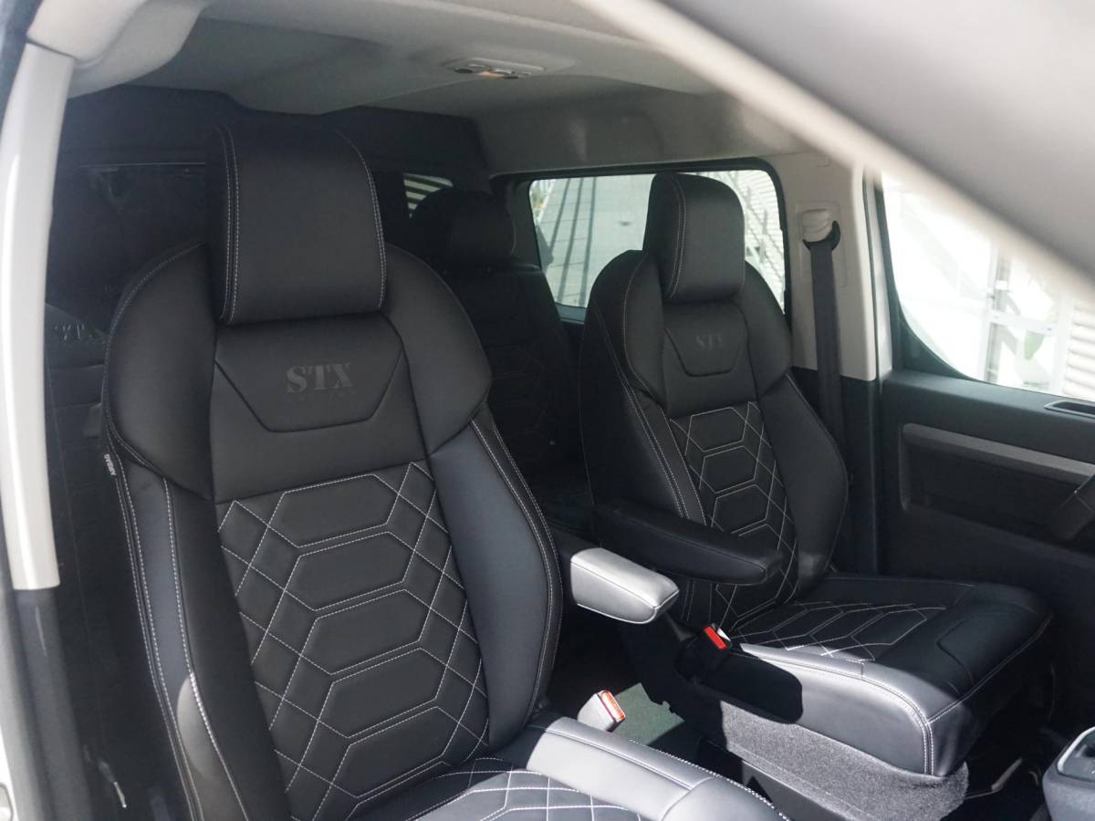 Opel Vivaro-e Opel Vivaro-e Dubbele Cabine 75kWh | STX Sport | Mooiste  bus van NL (!) | Lederen bekleding | Spoilerpakket | 18 inch Lichtmetalen velgen | Dynamic Comfort NAV Pakket | Winterpakket | 2x schuifdeur | Betimmering | Comfortstoelen |