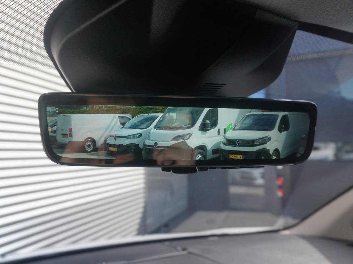 Opel Vivaro-e Opel Vivaro-e Dubbele Cabine 75kWh | STX Sport | Mooiste  bus van NL (!) | Lederen bekleding | Spoilerpakket | 18 inch Lichtmetalen velgen | Dynamic Comfort NAV Pakket | Winterpakket | 2x schuifdeur | Betimmering | Comfortstoelen |