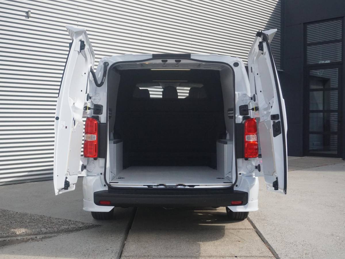 Opel Vivaro-e Opel Vivaro-e Dubbele Cabine 75kWh | STX Sport | Mooiste  bus van NL (!) | Lederen bekleding | Spoilerpakket | 18 inch Lichtmetalen velgen | Dynamic Comfort NAV Pakket | Winterpakket | 2x schuifdeur | Betimmering | Comfortstoelen |