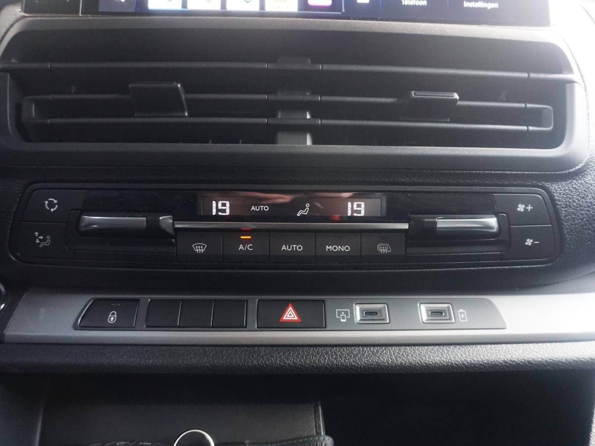 Opel Vivaro-e Opel Vivaro-e Dubbele Cabine 75kWh | STX Sport | Mooiste  bus van NL (!) | Lederen bekleding | Spoilerpakket | 18 inch Lichtmetalen velgen | Dynamic Comfort NAV Pakket | Winterpakket | 2x schuifdeur | Betimmering | Comfortstoelen |
