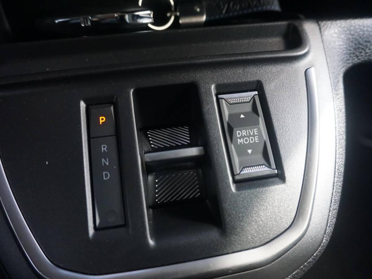 Opel Vivaro-e Opel Vivaro-e Dubbele Cabine 75kWh | STX Sport | Mooiste  bus van NL (!) | Lederen bekleding | Spoilerpakket | 18 inch Lichtmetalen velgen | Dynamic Comfort NAV Pakket | Winterpakket | 2x schuifdeur | Betimmering | Comfortstoelen |